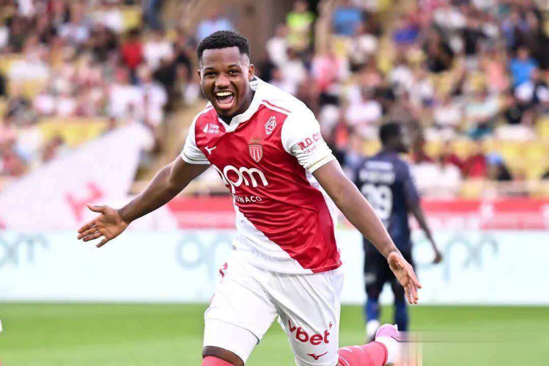 巴萨天降横财!昔日废柴法甲5场轰6球,英超3队求购