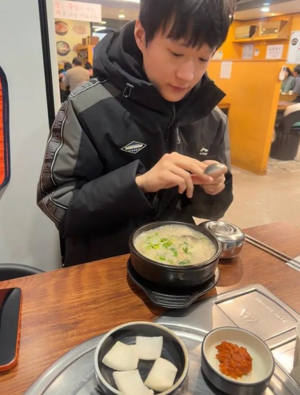 AL分享队员日常:香克斯结账请我们吃了米肠汤